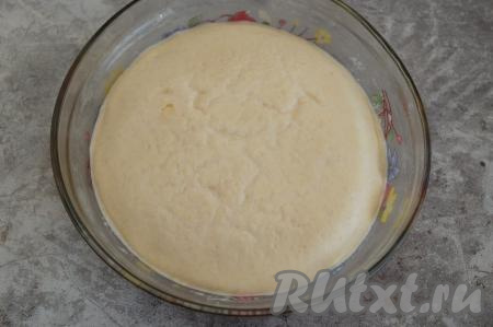 Через 15 минут дрожжи оживут, опара увеличится в объёме, покроется пенной шапочкой - это означает, что дрожжи начали работать и можно приступать непосредственно к замешиванию теста.