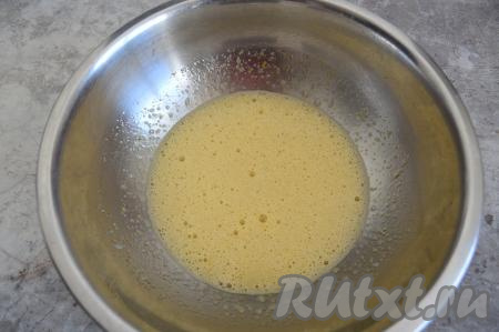 &nbsp;Венчиком взбить яичную массу до побеления (взбивать в течение 2-3 минут).