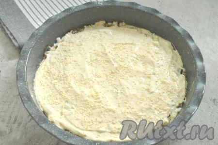 ​​​​​​Начинку равномерно заливаем оставшейся половиной теста. Разравниваем тесто, затем, по желанию, посыпаем сверху кунжутом.&nbsp;