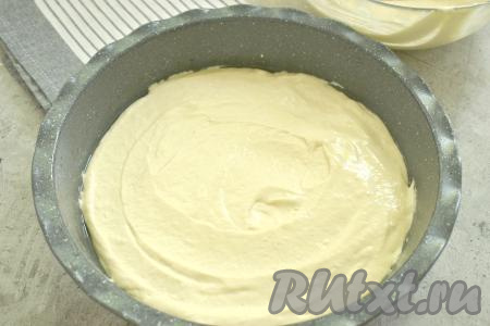 Форму для выпечки (у меня круглая форма диаметром 28 сантиметров) смазываем растительным маслом. Выливаем в форму половину заливного теста.