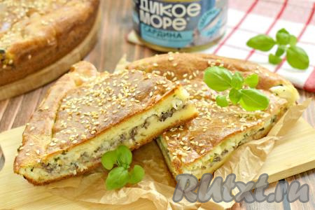 Даём вкусному, сочному заливному пирогу с рыбными консервами остыть, нарезаем на кусочки и подаём к столу. Благодаря тесту, замешанному на сметане и майонезе, выпечка получилась нежной и аппетитной.