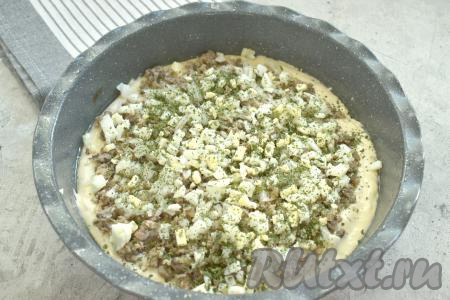 Сверху раскладываем варёные яйца, нарезанные на небольшие кубики, по желанию, посыпаем сушёной (или мелко нарезанной свежей) зеленью.&nbsp;