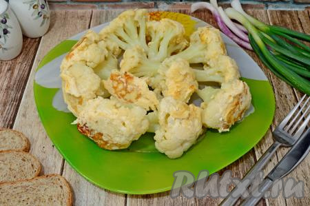 Вкусную, нежную цветную капусту, приготовленную с яйцом и сметаной, разложить со сковороды по тарелкам и подать в качестве гарнира к мясу, курице или в качестве основного блюда.