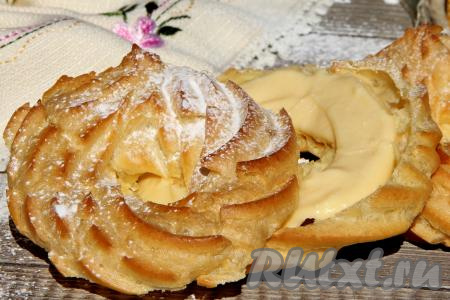 Прикрыть крем второй половиной кольца. Аналогично наполнить кремом все заварные кольца.