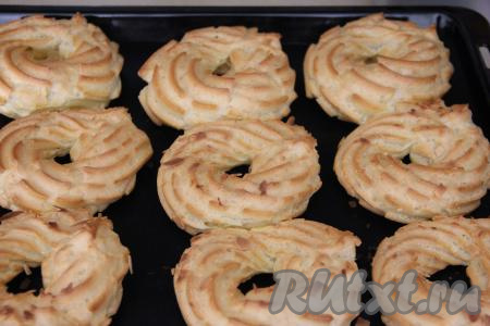 У меня получилось 12 колец. Поставить противень в разогретую до 220 градусов духовку. Выпекать 15 минут, затем убавить температуру до 200 градусов и выпекать ещё минут 15. Готовые заварные кольца должны увеличиться в объёме и стать красивого золотистого цвета.&nbsp;