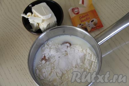 Прежде всего займёмся приготовлением заварного крема. 100 грамм сливочного масла нужно заранее достать из холодильника, чтобы оно успело согреться при комнатной температуре и стать мягким. В сотейнике (или небольшой кастрюле) соединить холодное молоко, сахар, яйца, муку и ванильный сахар.&nbsp;