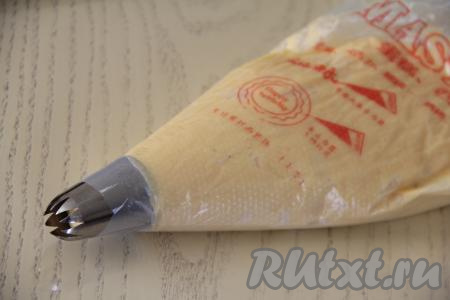 Переложить тесто в кулинарный мешок с фигурной насадкой (если нет насадки, можно отсадить просто из кулинарного мешка).&nbsp;&nbsp;