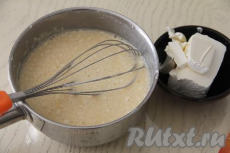 Тщательно перемешать массу венчиком и поставить на средний огонь.&nbsp;