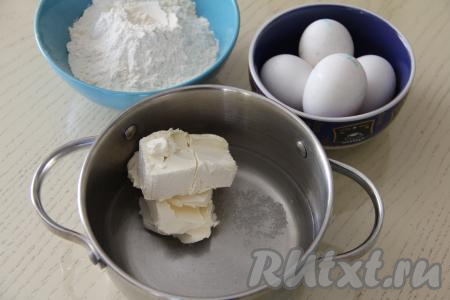 В кастрюлю влить воду, добавить сливочное масло, нарезанное на кусочки, всыпать соль и поставить кастрюлю на средний огонь.&nbsp;