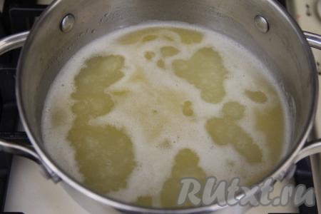 Периодически помешивая, довести массу до кипения. Масло должно полностью растопиться.