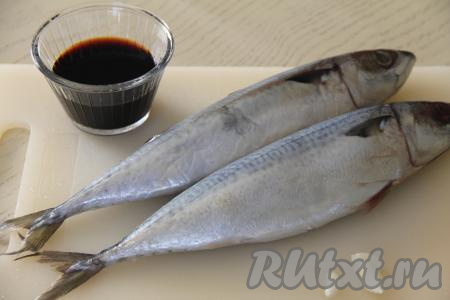 Скумбрию полностью разморозить при комнатной температуре. Чеснок почистить, пропустить через пресс и добавить в соевый соус, перемешать.