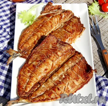 Нежную, ароматную, аппетитную скумбрию, приготовленную в соевом соусе на мангале, подать к столу в горячем виде.