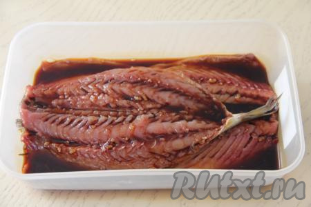 Выложить филе скумбрии в лоток и залить соевым соусом, смешанным с чесноком. Нужно, чтобы вся скумбрия пропиталась соевым соусом.