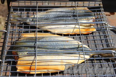 Выложить скумбрию, промариновавшуюся в соевом соусе, на решётку и поместить на подготовленные угли мангала.