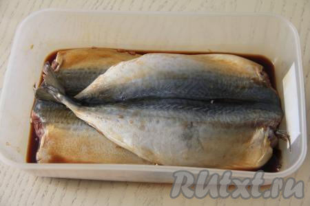 Перевернуть рыбку кожей вверх, закрыть лоток и убрать в холодильник мариноваться на 30 минут, затем перевернуть скумбрию кожей вниз и оставить мариноваться ещё на 30 минут.