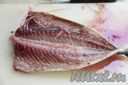 У скумбрии удалить голову, разрезать брюшко до хвоста, удалить внутренности. Убрать основную кость и большие рёберные косточки. Срезать плавники. Промыть рыбу и обсушить бумажным полотенцем. Аналогично разделать вторую скумбрию.