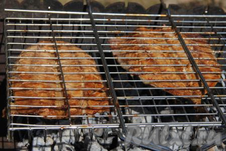 Жарить скумбрию на седых углях, не допуская прямого огня (то есть только на жаре углей), минут 15, часто переворачивая решётку, чтобы рыбка не подгорела и равномерно поджарилась. Время жарки рыбы полностью зависит от жара мангала, так что возможно вы приготовите рыбу быстрее или медленнее.