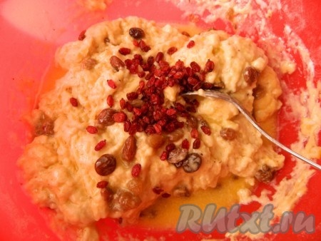 Добавить изюм и сушеный барбарис. Перемешать.