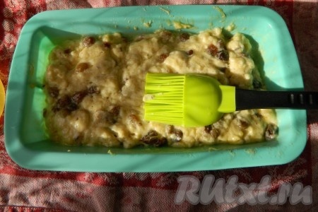 Выложить в форму и оставить подниматься еще на 1-2 часа. Сверху смазать яичным белком. И отправить в разогретую духовку на 15 минут при температуре 200 градусов, затем убавить температуру до 180 градусов и выпекать 40-50 минут.