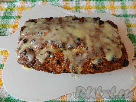 По желанию сладкий хлеб с изюмом можно полить глазурью. У меня получилось 2 буханочки.  Одна - с глазурью, другая - без.