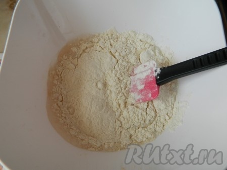 Добавить в дрожжевую смесь 100 грамм муки и вымесить крутое тесто. Накрыть полотенцем и поставить в теплое место на 1 час.