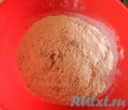 В большую миску насыпать муку, корицу и соль. 