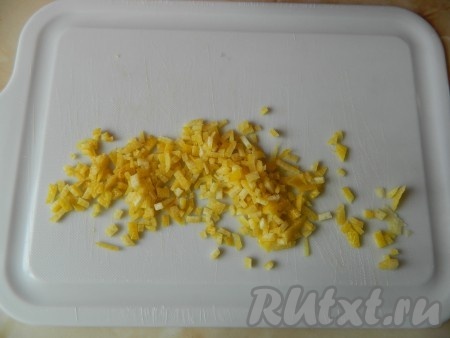 Цедру лимона мелко порезать (или измельчить другим способом, которым вам удобнее).