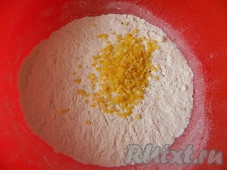 Добавить цедру в миску к муке.