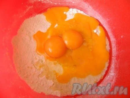 Туда же добавить желтки, сахар и вино.