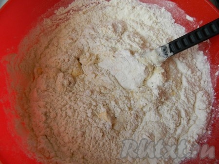 Хорошо все перемешать и добавить тесто. Опять перемешать до однородной массы. Оставить подниматься на 1 час. 