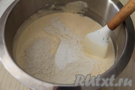 Молоко подогреть в микроволновке (или на плите), добавить сливочное масло, тщательно перемешать, чтобы масло полностью растаяло. Негорячую однородную молочно-масляную смесь влить к взбитым яйцам, перемешать миксером. Затем добавить разрыхлитель и половину муки, перемешать лопаткой (или столовой ложкой). Всыпать оставшуюся муку, перемешать, добавить кокосовую стружку, снова перемешать до однородности.