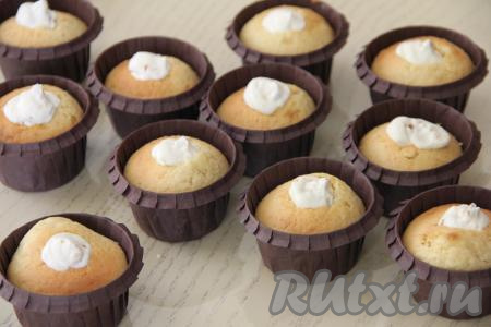 Отверстия, сделанные в кексах, наполнить кремом, смешанным с миндалем.&nbsp;