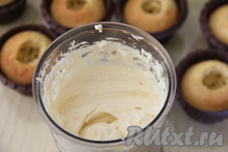 Для приготовления крема нужно миксером взбить хорошо охлаждённые сливки вместе с сахарной пудрой до мягких пиков. Затем добавить творожный сыр, перемешать лопаткой до однородности. Крем получится очень нежным.