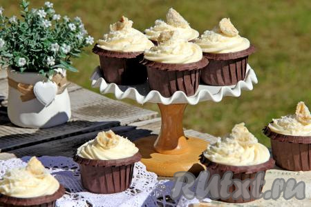 Я украсила капкейки дольками конфет "Рафаэлло", можно просто присыпать кокосовой стружкой.&nbsp;Очень вкусные и красивые капкейки подать к столу.