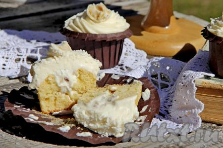 Вот так нежные, вкусные, ароматные капкейки "Рафаэлло" выглядят в разрезе.