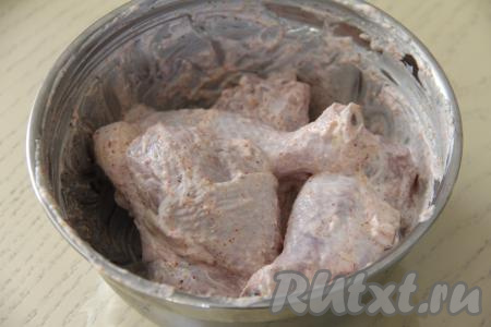 Хорошо перемешать куриные ножки, покрывая их майонезом и специями со всех сторон, и оставить мариноваться в прохладном месте минимум на 1 час.