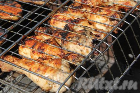 Жарить голени на мангале на седых углях без прямого огня. Во время жарки решётку с куриными ножками нужно достаточно часто переворачивать, чтобы мясо равномерно приготовилось. Мы жарили примерно 20 минут, но время приготовления целиком зависит от жара мангала. Готовность проверить, проткнув мякоть ножки ножом, если из разреза выделяется прозрачный сок без примесей крови, значит мясо готово.