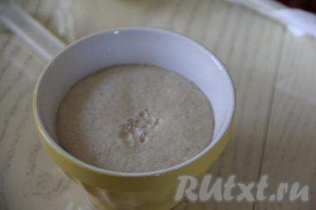 По прошествии 15 минут на поверхности опары должна появиться пышная шапочка, свидетельствующая о том, что дрожжи активировались и нужно приступать к замешиванию теста для кулича.