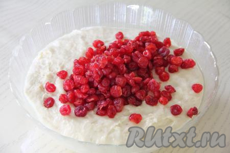 По прошествии 1,5 часов тесто округлится и хорошо увеличится в объёме. Добавить в тесто вяленую вишню.