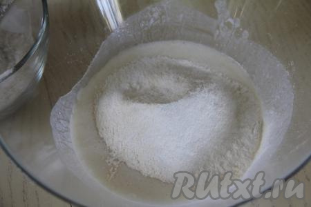 Всыпать просеянную муку и соль.