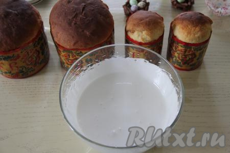 Выпекать куличи с вяленой вишней минут 40. Продолжительность выпечки зависит от размера куличей. Для того чтобы убедиться в готовности, проколите кулич сверху сухой деревянной шпажкой, если после прокола шпажка останется сухой, значит вынимайте куличи из духовки. Готовые куличи с вишней достать из духовки, дать им полностью остыть, а затем покрыть их любой глазурью (я сделала глазурь на желатине), украсить кондитерской посыпкой, я ещё украсила декором из маршмеллоу.