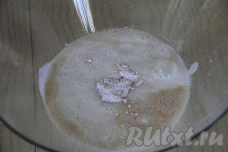 Кефир комнатной температуры (если кефир не успел согреться до комнатной температуры, тогда подогрейте его немного в микроволновке) влить в эту же миску, перемешать. Добавить яйца и ванильный сахар, хорошо перемешать.