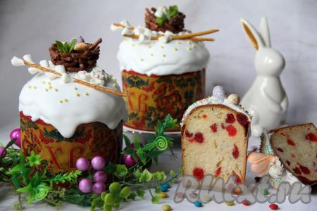 А вот как выглядит пасхальный кулич с вяленой вишней в разрезе.