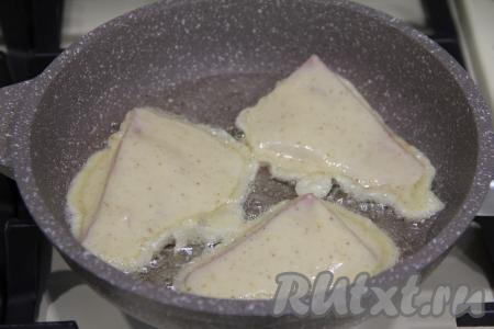 Сразу выложить рыбу в кляре на разогретую сковороду.