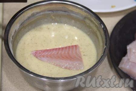 В сковороду влить растительное масло и хорошо разогреть. Кусочек филе тилапии обмакнуть в кляр с двух сторон.