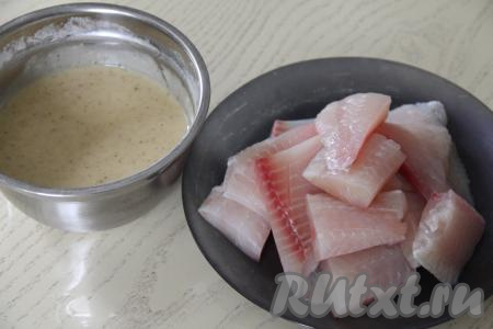 Филе тилапии нарезать на порционные кусочки.