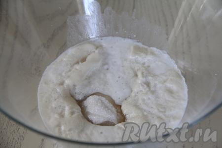 В объёмной миске соединить опару, яйца, соль и оставшийся сахар, перемешать столовой ложкой.&nbsp;