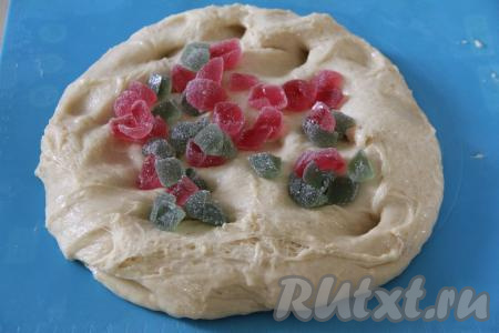 Тесто обмять и выложить на рабочую поверхность, слегка припылённую мукой, добавить мармелад.