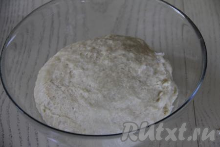 Вымесить тесто с маслом в течение 10 минут (до гладкого состояния). Тесто вначале будет расслаиваться, а затем в процессе вымешивания станет пластичным, эластичным. Липнуть к рукам оно не должно. Выложить тесто в миску, смазанную растительным маслом. Миску с тестом накрыть пищевой плёнкой (или полотенцем) и поставить в тёплое место для подъёма часа на 1,5 (до увеличения в объёме раза в 2).