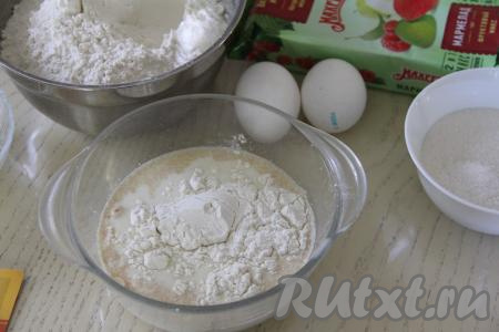 Молоко подогреть до 38 градусов на плите (или в микроволновке), перелить в объёмную миску, добавить дрожжи, 1 чайную ложку сахара и 1 столовую ложку муки (сахар и мука берутся из общего количества, указанного в ингредиентах), хорошо перемешать опару и оставить в тепле минут на 20.